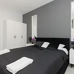 With Balcony By The Park In By Renters Prestige Apartamento