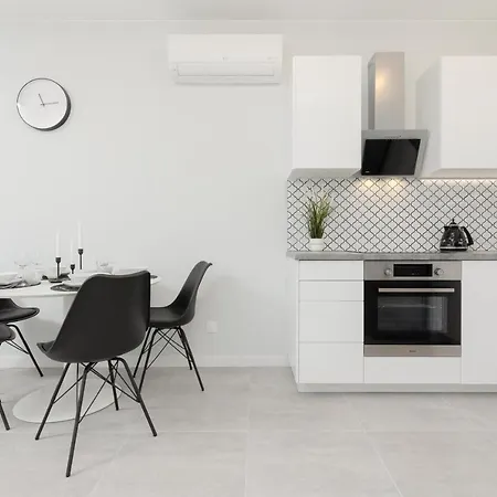 Apartamento With Balcony By The Park In By Renters Prestige *