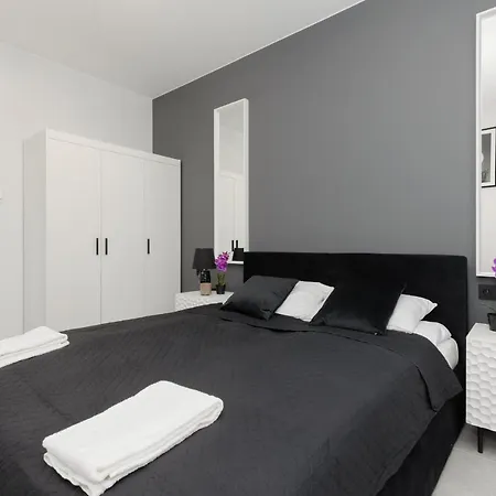 With Balcony By The Park In By Renters Prestige Apartament