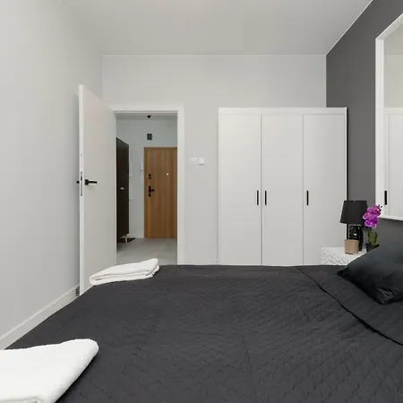 Air-conditioned With Balcony & Parking By The Park In By Renters Prestige Апартаменты Лодзь
