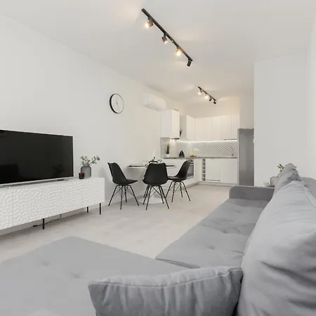 Апартаменты Air-conditioned With Balcony & Parking By The Park In By Renters Prestige *
