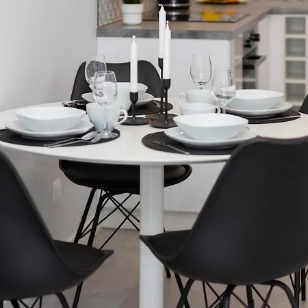 Air-conditioned With Balcony & Parking By The Park In By Renters Prestige Lägenhet *