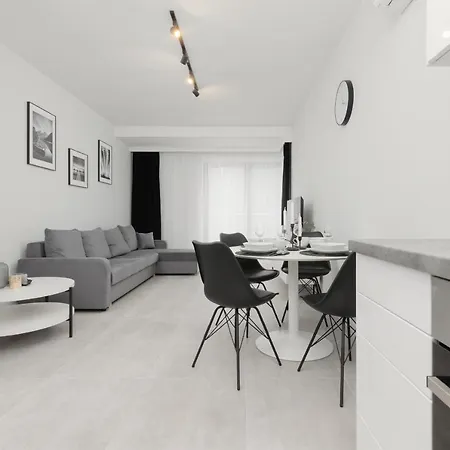 Air-conditioned With Balcony & Parking By The Park In By Renters Prestige Lägenhet Łódź
