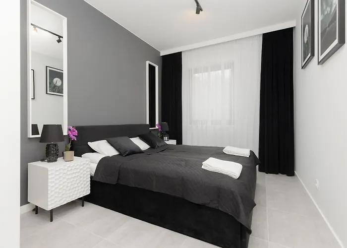 With Balcony By The Park In By Renters Prestige Apartamento Łódź