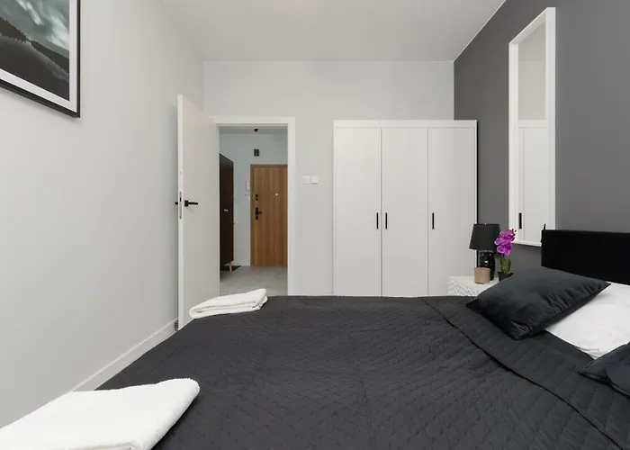 With Balcony By The Park In By Renters Prestige Apartamento Łódź