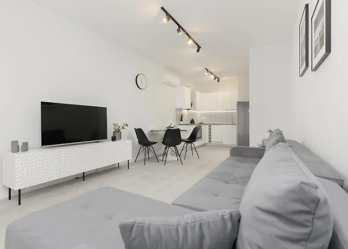 Apartamento With Balcony By The Park In By Renters Prestige *